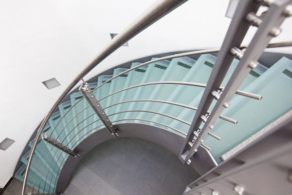 Moderne Glastreppe aus begehbarem Glas