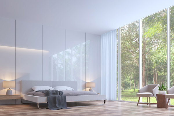 Schlafzimmer mit Wandverkleidung aus Glas